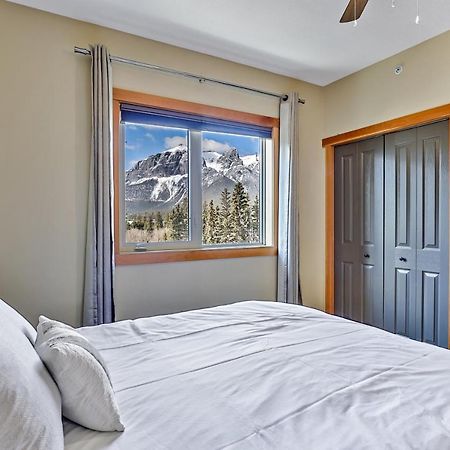 Spectacular Mountain View Corner Unit Pool Hot Tub Park Pass Lägenhet Canmore Exteriör bild