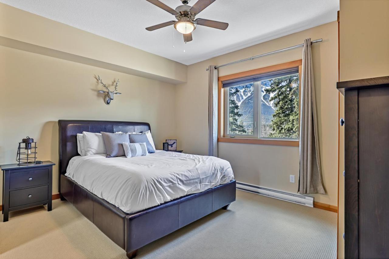 Spectacular Mountain View Corner Unit Pool Hot Tub Park Pass Lägenhet Canmore Exteriör bild