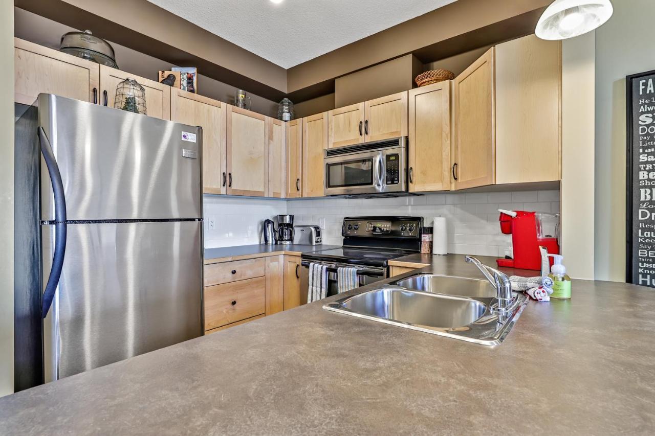 Spectacular Mountain View Corner Unit Pool Hot Tub Park Pass Lägenhet Canmore Exteriör bild