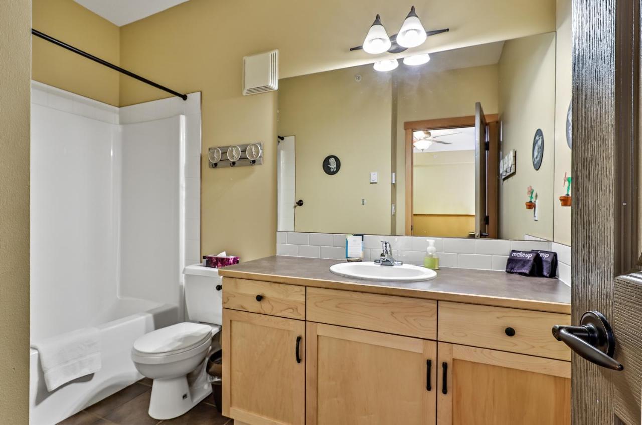 Spectacular Mountain View Corner Unit Pool Hot Tub Park Pass Lägenhet Canmore Exteriör bild