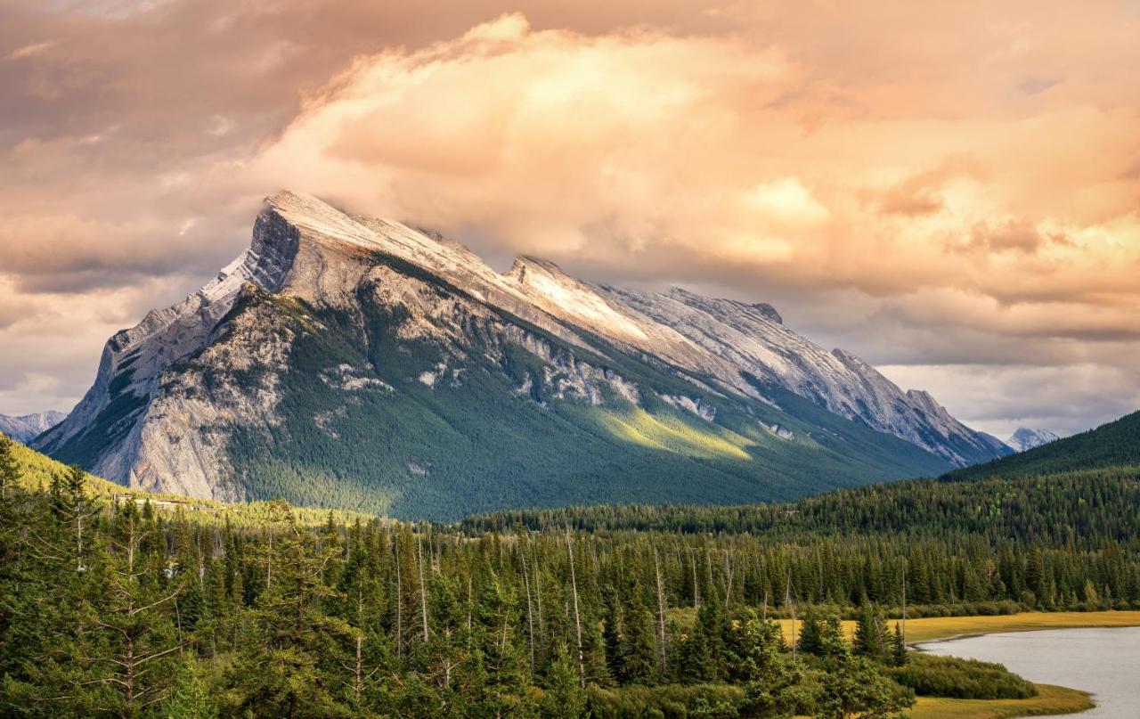 Spectacular Mountain View Corner Unit Pool Hot Tub Park Pass Lägenhet Canmore Exteriör bild